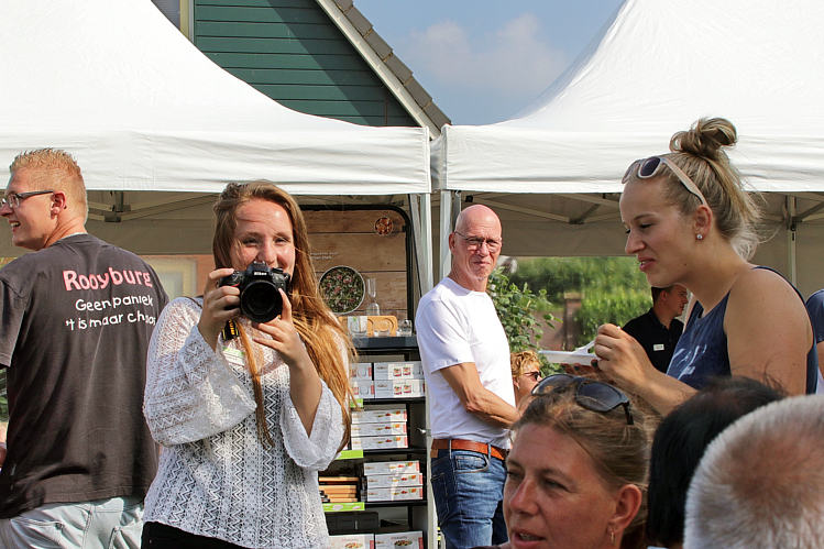 9-6-2018 - Proeverij in zomersfeer door de PLUS in Waarder_40